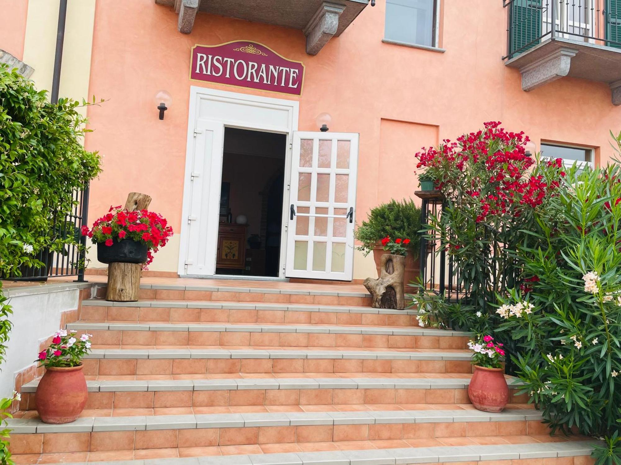 Hotel Ristorante Borgovecchio Montegrosso dʼAsti Zewnętrze zdjęcie